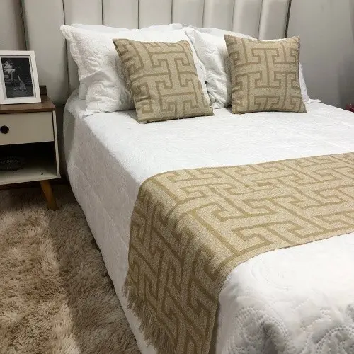 Kit Peseira Para Cama Grande Decorativa + 2 Capas de Almofada C/ Zíper Jacquard Casal King Queen