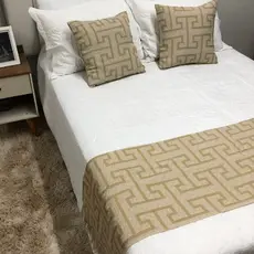Kit Peseira Para Cama Grande Decorativa + 2 Capas de Almofada C/ Zíper Jacquard Casal King Queen