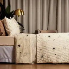 Cobre-leito solteiro Sol e Lua – conforto e magia que iluminam seu quarto, trazendo equilíbrio e estilo aos seus sonhos.