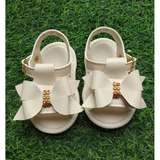 Sandália para bebês cor off-white sandália menina