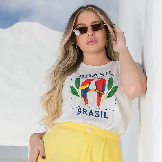 Camiseta Feminina Básica Off White com Estampa Tropical de Araras do Brasil