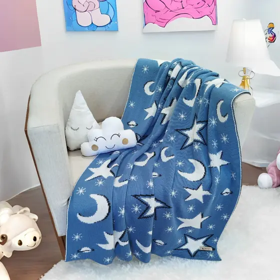 Manta Infantil Menino e Menina de Tricô padrão Estrelas e Lua , Azul e Branco , Quarto Sala Poltrona Sofá Tricot