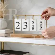 Calendário de Mesa Decorativo com Plaquinhas Dourado