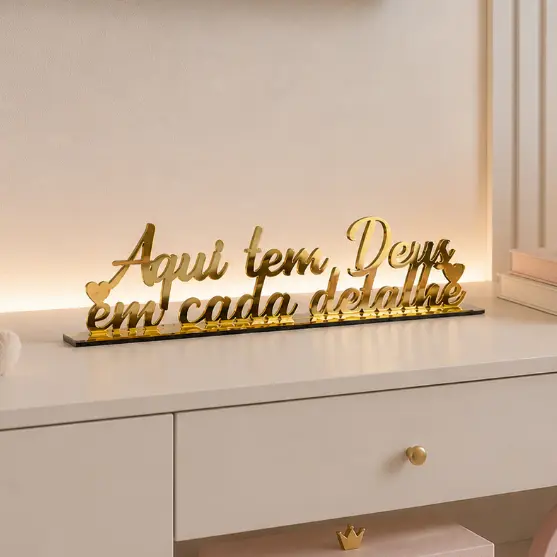 Frase Em Acrílico Aqui Tem Deus Em Cada Detalhe Decoração Quarto Sala Escritório.