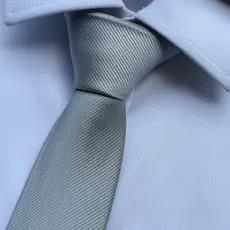 Gravata Cinza Claro Prata Slim e Semi Slim Masculina Riscadinha e Quadriculada Para Padrinhos de Casamento