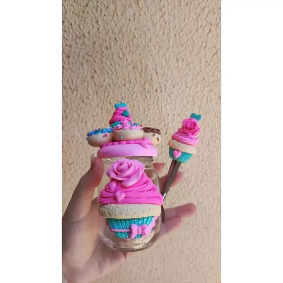 Combo Pote Flor Verde e Rosa com uma Colher Cupcake Decoradas em Biscuit
