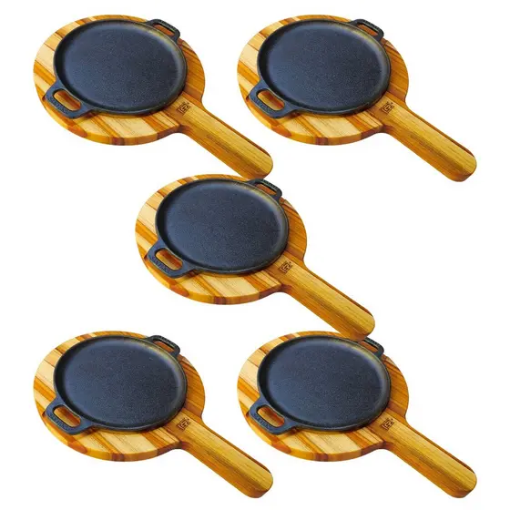 Chapa de Ferro Fundido Redonda E Suporte Madeira Servir Porção Carne Bifeteira Kit Com 5 Conjunto