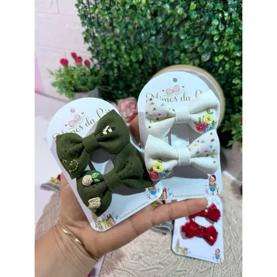 Parzinho em linho bordado personalizado com inicial de cabelo infantil