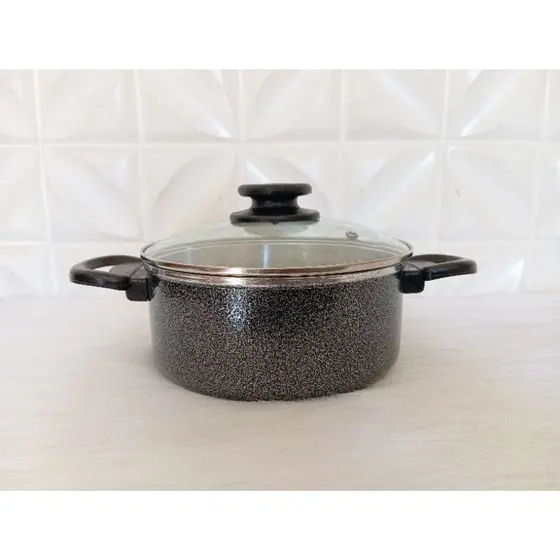 panela caçarola Tamanho N° 20, com tampa de Vidro Na cor preto Craqueada.