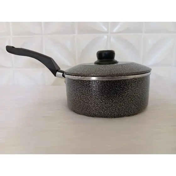 panela caçarola com cabo tamanho N° 18 na cor preto craqueada.