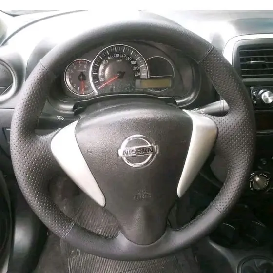 capa de volante costurada sentra / versa /march