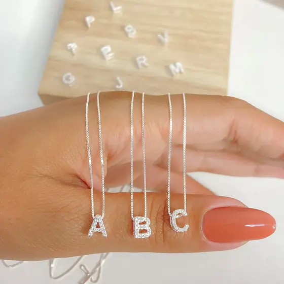 Colar Letra Folheado prata ou ouro Personalizado de Letra Inicial Cravejada com Zircônia Biju com pedras verao inverno