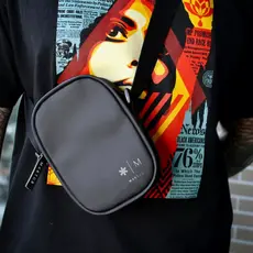 Bolsa Transversal Maktub All Black Shoulder Bag Slim Pochete Com Alça Ombro cabe cel carteira
