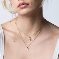 Pingente Letra Inicial Placa Delicada Banhado | Feminino | Banhado Ouro 18K | Antialérgico | Semijoia | LABRILHO Joias