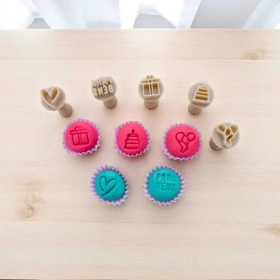 Kit Festa Aniversário  🎉 |  Carimbos para Brigadeiro e Doces 🥳| Decoração Criativa e Profissional | 3x2cm KIT 5 PEÇAS 🎁🍰