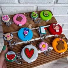 Kit Roller porta crachá + Fita métrica frutas doces e saúde 150cm combo de medição e cartão