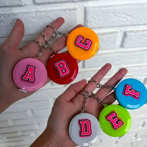 Fita métrica personalizada inicial 1.5 metros letra rosa retrátil com chaveiro