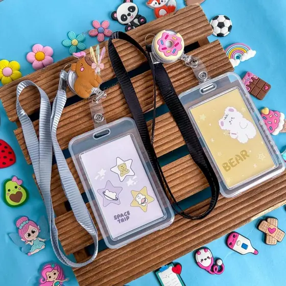 Porta cartão photocard decorado com cordão e roller clip, porta-crachá emborrachado id empresarial