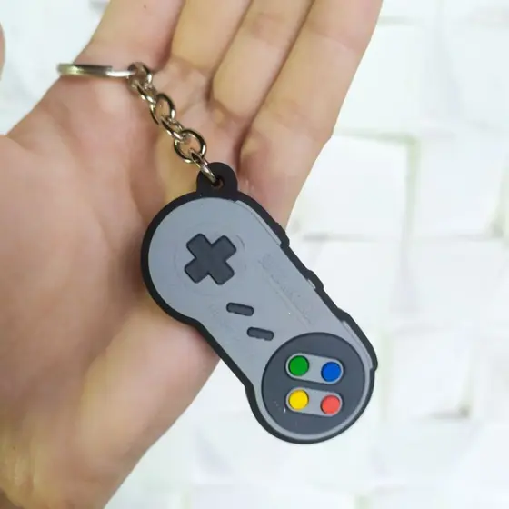 Chaveiro Emborrachado Decorado Nintendo, Com Argola em Metal e Decoração em Plástico Flexível