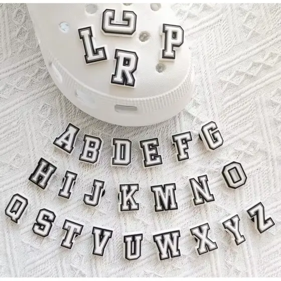 Pins de Letras Para Sapato Babuche  - Cor: Branca