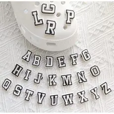Pins de Letras Para Sapato Babuche  - Cor: Branca