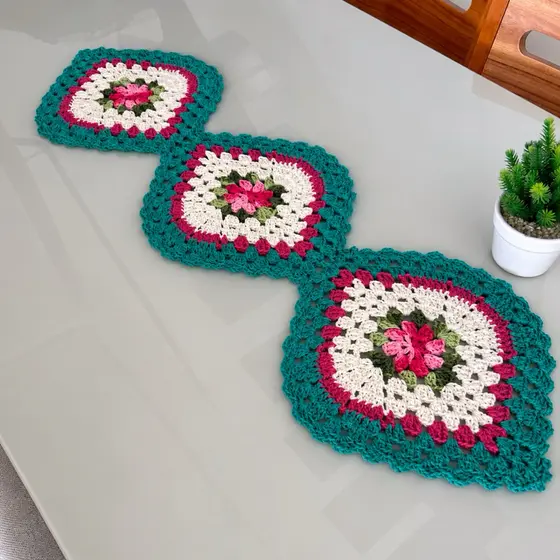 Trilho de Mesa em Crochê Folha Artesanal Centro de Mesa Decorativo