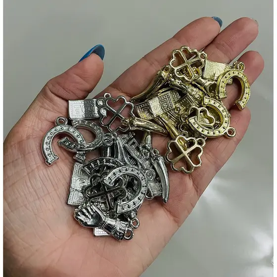Pingentes amuletos da sorte em abs