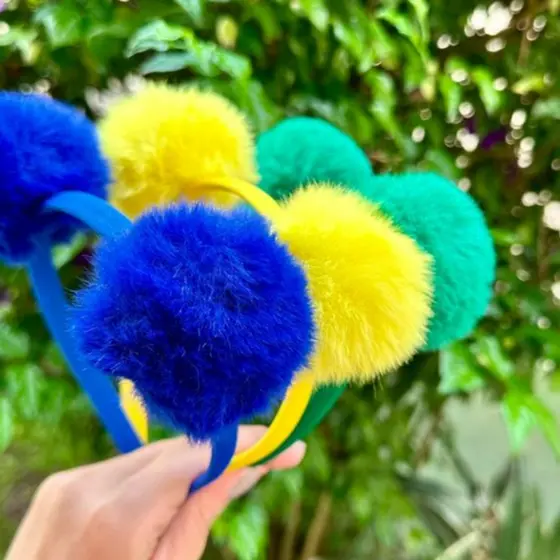 Tiara Infantil Menina Pompom Brasil Colorida Copa do Mundo Fantasia Criança Arquinho