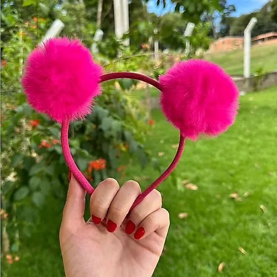 Tiara Infantil Pompom Pink Neon 💖 Super Fofa | Macia e Confortável | 2+ Anos