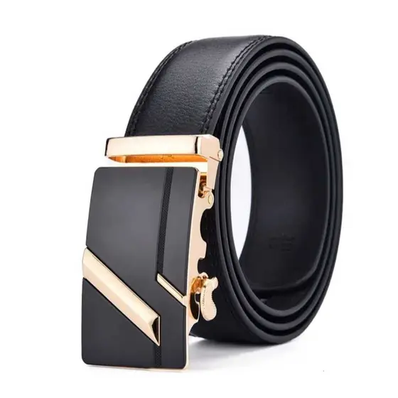 Cinto Masculino Preto com Fivela Metálica Dourada – Elegância e Estilo