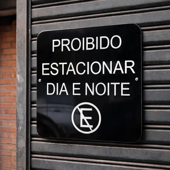 Placa Proibido Estacionar Lei Guincho Acrílico Preto 25x25