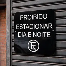Placa Proibido Estacionar Lei Guincho Acrílico Preto 25x25