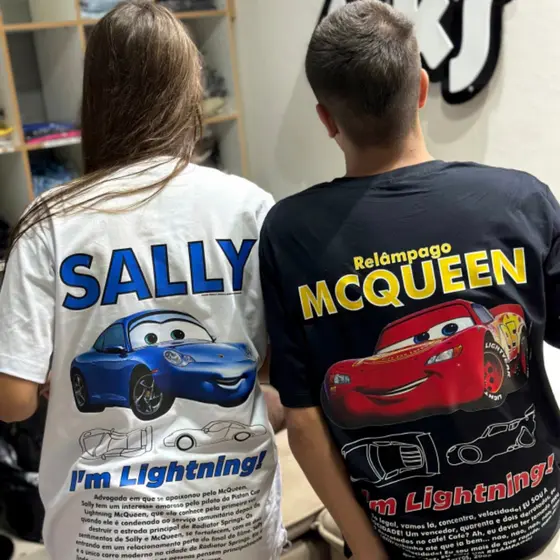 CONJUNTO CAMISETA DE CASAL CARROS '' MCQUEEN E SALLY DESCRIPTIVE “ ESTAMPA FRENTE E COSTAS