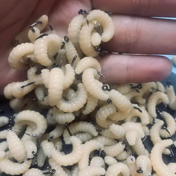 ISCA ARTIFICIAL PARA PESCA BICHO DA LARANJA MARFIM COM ANZOL PARA TILÁPIA