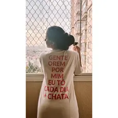 camiseta orem por mim eu tô cada dia + chata