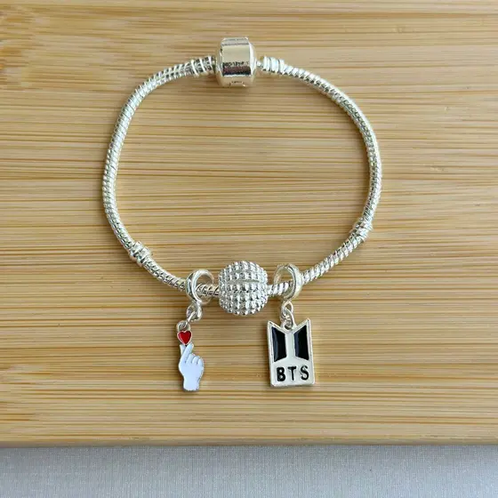Pulseira com 3 berloques BTS, coração coreano e separador esfera - banhados a prata, com garantia