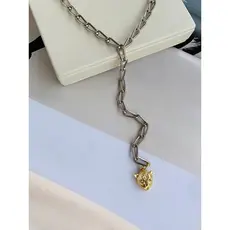 Colar modelo Gravata banhado com pingente de Onça