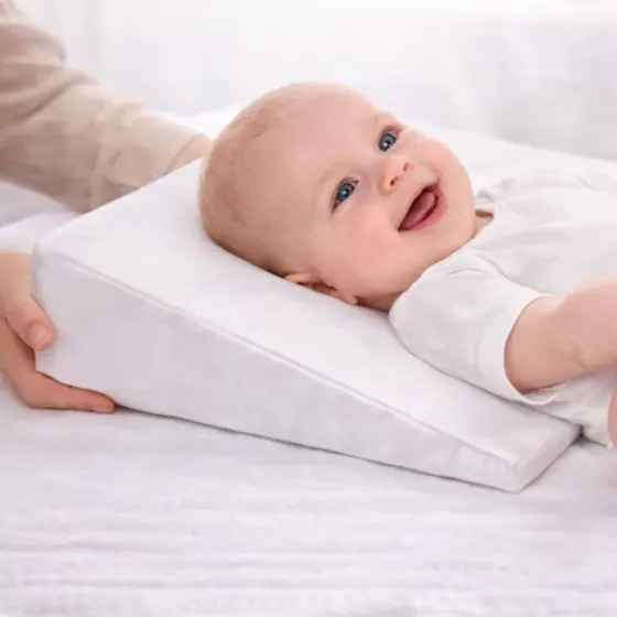 Travesseiro Anti Refluxo Com Fronha Premium Bebê Rampa Anatômico Para Berço Mini Berço Carrinho