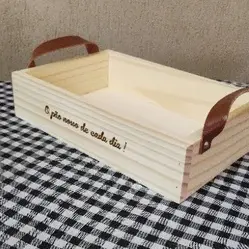Bandeja para café da manhã em madeira pinus com alça de couro, Personalize com sua frase.
