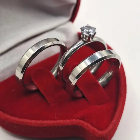 Par de Aliança Prata Chanfrada luxo de Namoro ou Compromisso com Lindo Anel Solitário Noivado Diamantada Aço Inox Prata