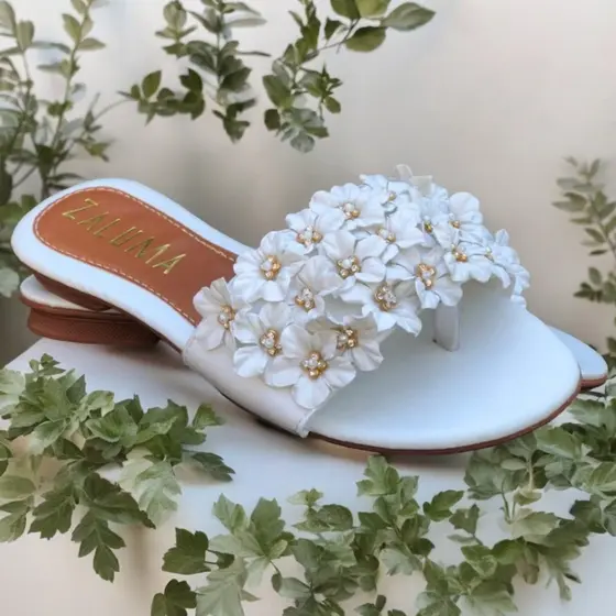 Rasteirinha Feminina Com Flores Bordadas e Strass / Chinelo com Pala
