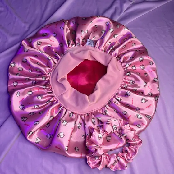 Touca De Cetim Faixa Estampada Hello Kitty Anti-Frizz Dupla-Face Para Dormir