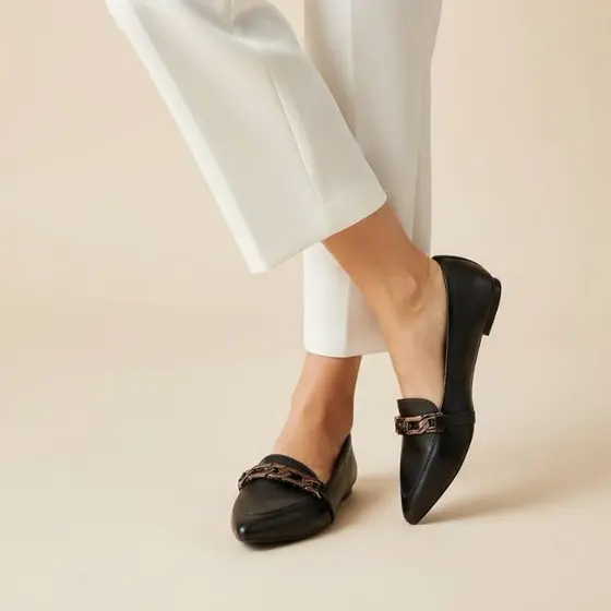 Sapatilha Feminina Confortável Luxo Elegante Sapato Feminino Mocassim Bico Fino Preto Corrente