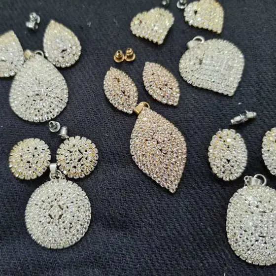 Conjunto de Brinco e Colar Diferentes Modelos Prata e Dourado