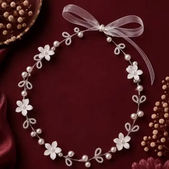 Tiara artesanal para  noiva feita com flores brancas e pedrarias