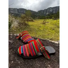Sandália mocassim mule colorida de couro e tecido colorido peruano