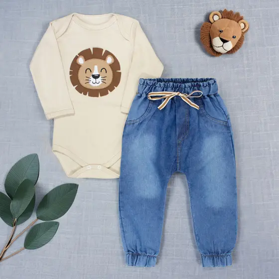 Conjunto Bebê Menino: Body Leão Bege Suave e Calça Jeans