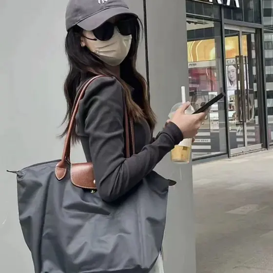 Bolsa Feminina Dobrável em Nylon Impermeável Leve e Prática com Alça Reforçada para Trabalho e Dia a Dia