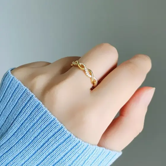 Anel Feminino Infinito Banhado a Ouro Aberto Trançado  Brilhante Ajustável Cor Rosa Ouro Cravejado com Zircônias