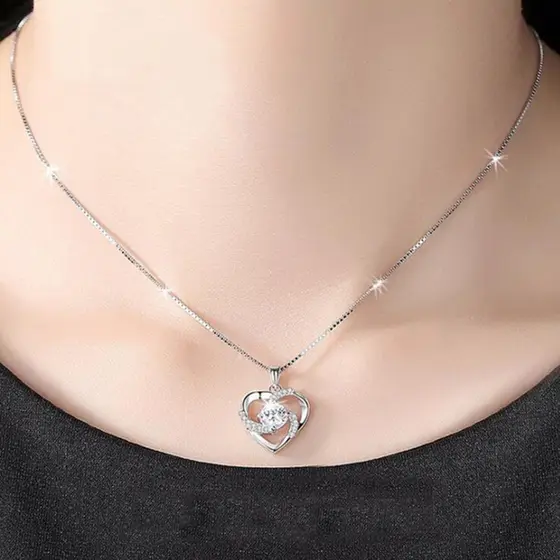 Colar Feminino Corrente em Prata Esterlina 925 e Pingente Coração com pedras de Cristal 45cm
